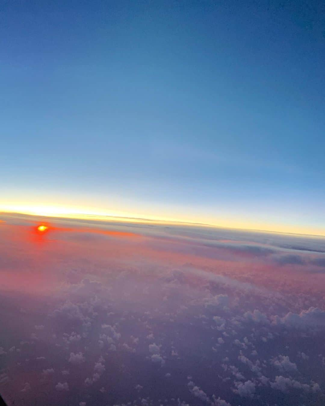 雅-MIYAVI-さんのインスタグラム写真 - (雅-MIYAVI-Instagram)「On my way back home. Even if the wind blows, the rain pours, there is always the sun above the clouds. That’s why I’m always fascinated by this scenery. #AmericanAirlines どんなに風が吹いて、雨が降っていても、雲の上はいつも晴れてる。だから僕はいつも飛行機から見るこの景色が大好きだ。ただいま！#アメリカン航空」10月26日 8時32分 - miyavi_ishihara