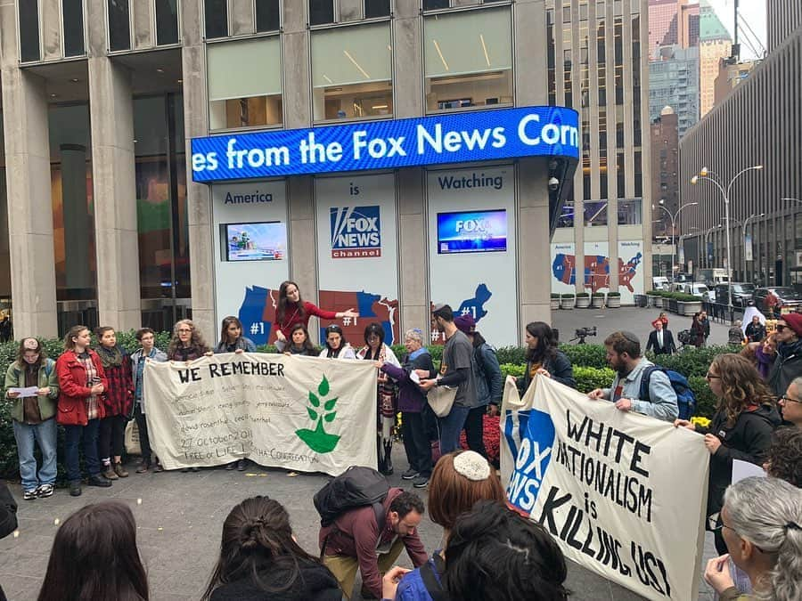 タヴィ・ゲヴィンソンさんのインスタグラム写真 - (タヴィ・ゲヴィンソンInstagram)「Today I gathered with other Jews & our allies outside the @foxnews headquarters. There, @jfrejnyc @ifnotnow & @bendthearc held a memorial for the 11 Jews killed at the Tree of Life synagogue one year ago.  In the year since, Fox has only continued to spread white nationalist rhetoric and to incite violence against Jewish, Muslim, Black, Latinx, and immigrant communities. They feed on fear at the expense of life. I went today because I believe #OurSolidarityWill outlive fear. 📷: 1 by @andoatnp 2-3 by @giligetz」10月26日 8時38分 - tavitulle