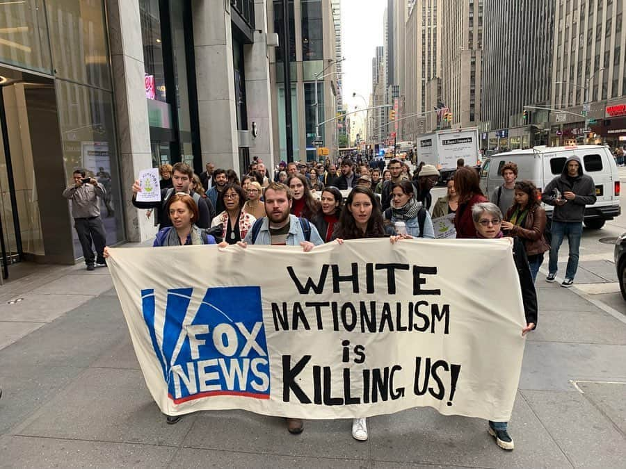 タヴィ・ゲヴィンソンさんのインスタグラム写真 - (タヴィ・ゲヴィンソンInstagram)「Today I gathered with other Jews & our allies outside the @foxnews headquarters. There, @jfrejnyc @ifnotnow & @bendthearc held a memorial for the 11 Jews killed at the Tree of Life synagogue one year ago.  In the year since, Fox has only continued to spread white nationalist rhetoric and to incite violence against Jewish, Muslim, Black, Latinx, and immigrant communities. They feed on fear at the expense of life. I went today because I believe #OurSolidarityWill outlive fear. 📷: 1 by @andoatnp 2-3 by @giligetz」10月26日 8時38分 - tavitulle