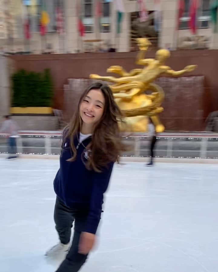 マイア・シブタニのインスタグラム：「I ❤️ 30 Rock... The TV show, and the place.  Special thanks to @rockcenterrink. There’s nothing like skating outside in NYC. ☺️⛸🗽」