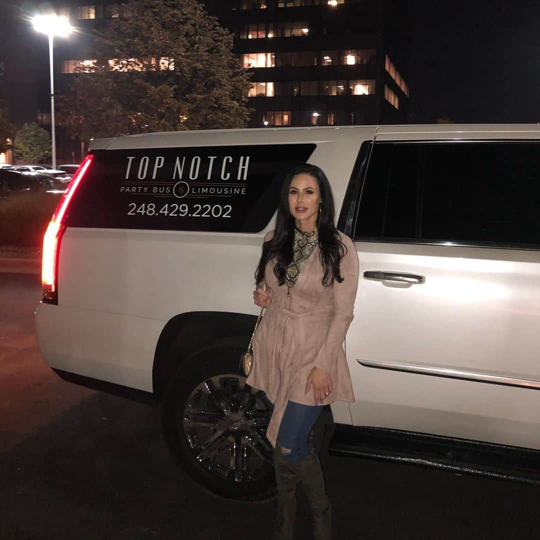 Kendra Lustさんのインスタグラム写真 - (Kendra LustInstagram)「Riding in style tonight with @topnotchpartybus check them out for your parties or night out! #limoservice #partybus #MetroDetroit」10月26日 8時53分 - kendralust