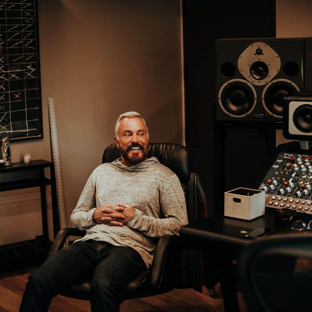 ジョン・フェルドマンのインスタグラム：「I love my life!!! I’m so grateful for what I do for a living. The people I work with. The workplace I have. Closing in on 100,000 hours in the studio. Still learning every day. 📷 @matthewjohnbenton」