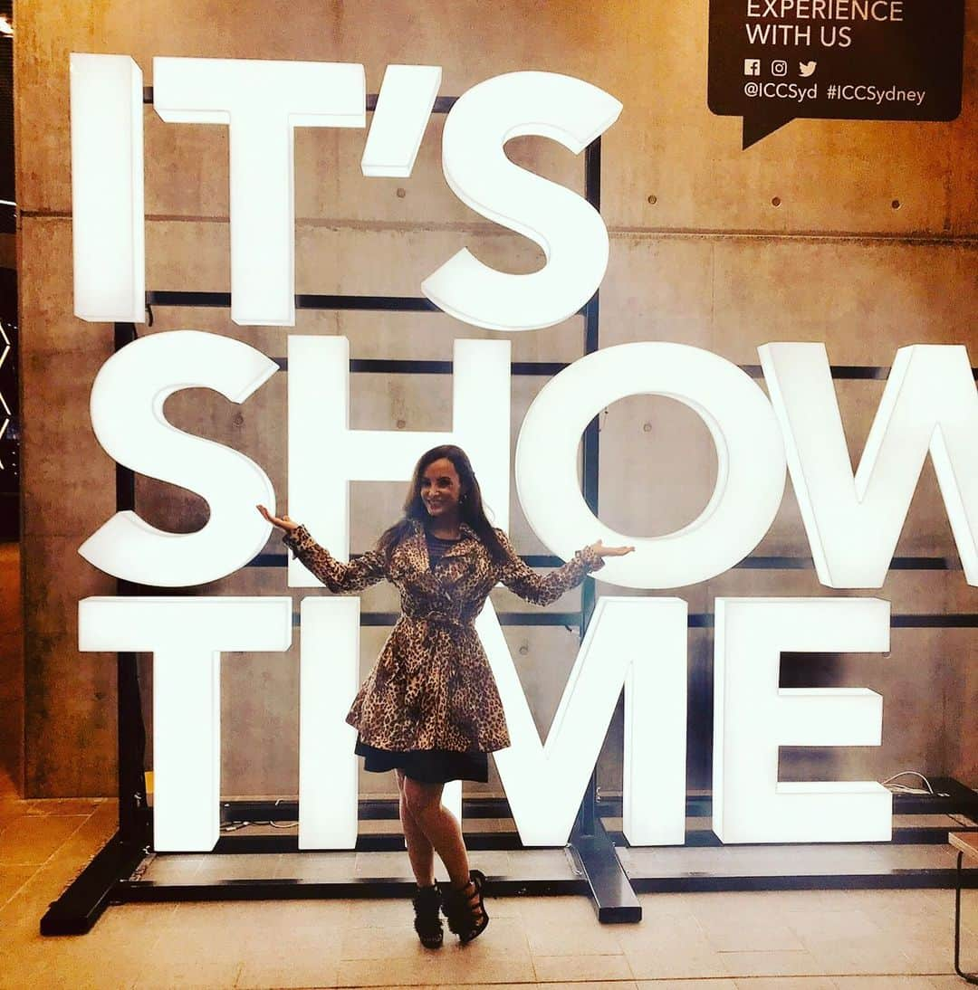 リサ・アンさんのインスタグラム写真 - (リサ・アンInstagram)「It’s ShowTIME!!! Tonight is all about FRIDAY NIGHT FANTASY 8-10pm ET @siriusxmfantasy & we will be LIVE from Sirius210 XM87 and streaming on the @siriusxm app #FantasySports」10月26日 8時57分 - thereallisaann