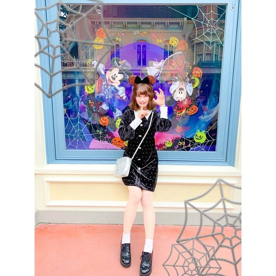 Kanaさんのインスタグラム写真 - (KanaInstagram)「ㅤ ㅤ @lilyboutique_official の めちゃかわワンピース やっと着れた〜〜🥰🖤 ㅤ ㅤ ワンピあやかとたまたまお揃い だったんだ〜〜👯‍♀️🍒💘 ㅤ ㅤ ㅤㅤㅤㅤ このワンピ生地がベロアだから 新しく出たスパンコールカチューシャ 合わせました💭💓 ( リボン部分がベロア🎀 ) ㅤ ㅤ ㅤ ㅤ ㅤ ㅤㅤ  ㅤ #kana_disney ㅤ ㅤㅤㅤㅤㅤㅤㅤㅤㅤㅤㅤㅤㅤ #東京ディズニーランド #東京ディズニーリゾート #ワールドバザール #ディズニーハロウィーン #ディズニーハロウィン #ディズニーコーデ #スパンコールカチューシャ #tokyodisneyland #tdl #tokyodisneyresort #tdr #disneyhalloween #disneyhalloween2019」10月26日 9時04分 - kalnnas2