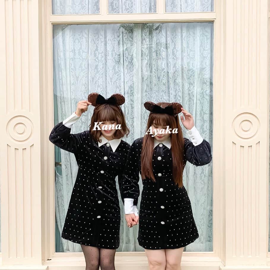 のインスタグラム：「ㅤ ㅤ @lilyboutique_official の めちゃかわワンピース やっと着れた〜〜🥰🖤 ㅤ ㅤ ワンピあやかとたまたまお揃い だったんだ〜〜👯‍♀️🍒💘 ㅤ ㅤ ㅤㅤㅤㅤ このワンピ生地がベロアだから 新しく出たスパンコールカチューシャ 合わせました💭💓 ( リボン部分がベロア🎀 ) ㅤ ㅤ ㅤ ㅤ ㅤ ㅤㅤ  ㅤ #kana_disney ㅤ ㅤㅤㅤㅤㅤㅤㅤㅤㅤㅤㅤㅤㅤ #東京ディズニーランド #東京ディズニーリゾート #ワールドバザール #ディズニーハロウィーン #ディズニーハロウィン #ディズニーコーデ #スパンコールカチューシャ #tokyodisneyland #tdl #tokyodisneyresort #tdr #disneyhalloween #disneyhalloween2019」