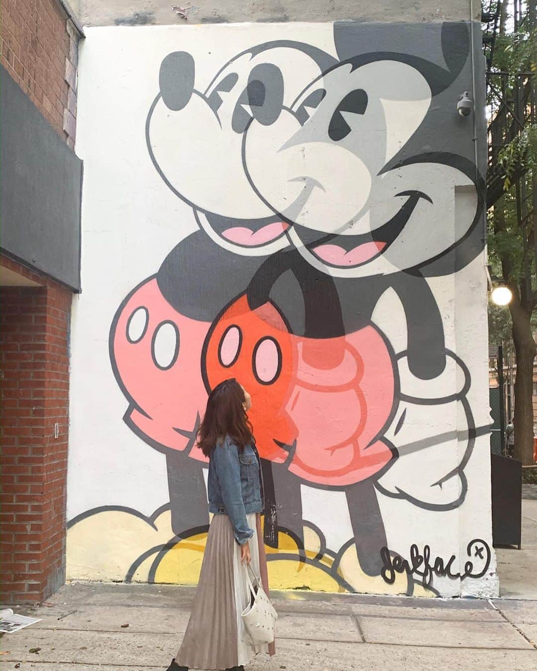 早川茉希さんのインスタグラム写真 - (早川茉希Instagram)「❤️🖤 Mickey ✖️ Mackey🐭  #nyc #ny #soho #graffiti #今日のお散歩🐾 #ニューヨーク」10月26日 9時13分 - maki_hayakawa