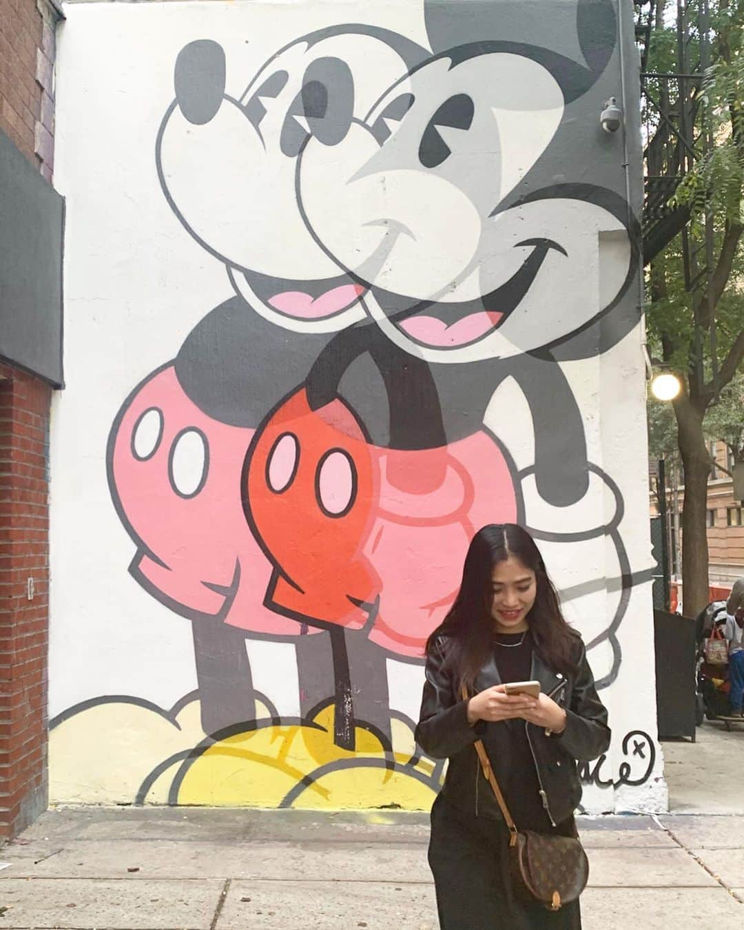 早川茉希さんのインスタグラム写真 - (早川茉希Instagram)「❤️🖤 Mickey ✖️ Mackey🐭  #nyc #ny #soho #graffiti #今日のお散歩🐾 #ニューヨーク」10月26日 9時13分 - maki_hayakawa