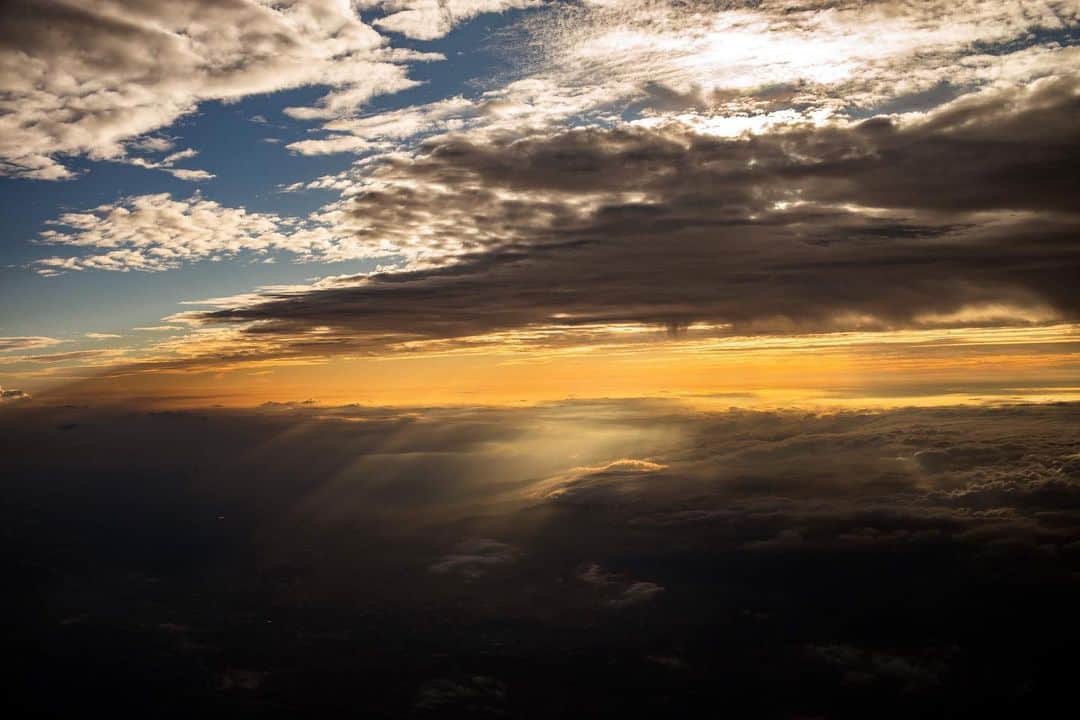 大杉隼平さんのインスタグラム写真 - (大杉隼平Instagram)「曇り空を超えたら見えた青空。  できることならその先にまた見える景色を見てみたい。  #写真 #空 #ライカ #ズミルックス#大杉隼平 #photography #photographer #sky #leica #summilux35mm #shumpeiohsugi #shumpeiohsugi_photographer」10月26日 9時14分 - shumpeiohsugi_photographer