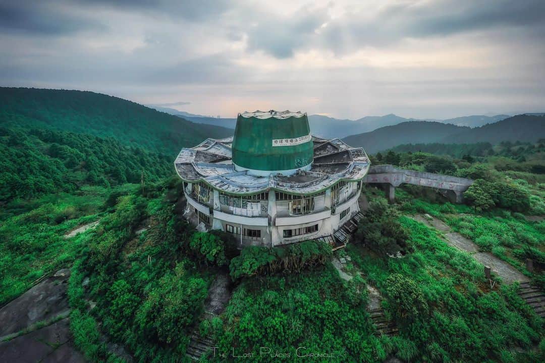 啝 （わ）のインスタグラム：「Abandoned Rope-Way Station 𓆲 𓆲 𓆲 #droneoftheday #djimavicpro #djiglobal #drone #dronephotography #dronestagram #dji #topdronephotos #fromwhereidrone #wedroneasia #droneosoar #skyhilife  #japan_urbex #JJ_URBEX #jp_gallery #kf_urbandonedmasks #KINGS_ABANDONED #m3xtures #Meistershots #moodygrams #nature_takes_over #natures_reclaim #pr0ject_uno #rsa_preciousjunk #savethedecay」