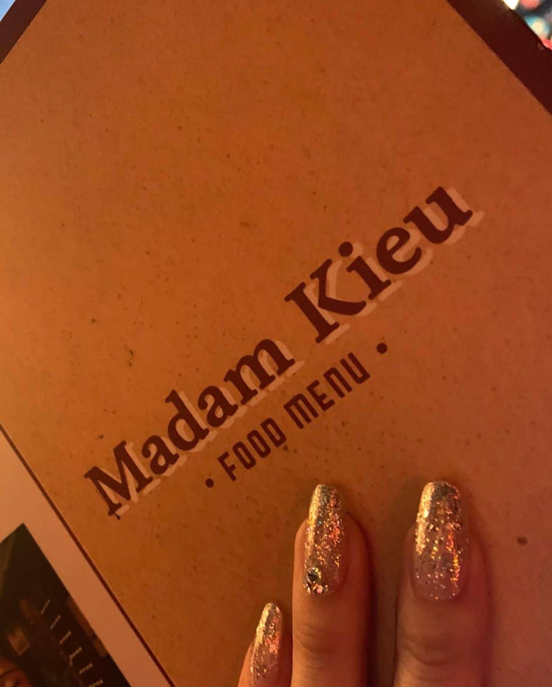 山崎みどりさんのインスタグラム写真 - (山崎みどりInstagram)「アオザイ着てdinnerへ🍽﻿ ﻿ どこに行くかは決めてなくて、ぷらぷら歩いて決める事に。﻿ ﻿ ﻿ 歩いてるうちに﻿ ﻿ ランタン🏮がたくさんあって、﻿ 木がいい感じ🌴で、﻿ 生演奏🎤🎻🎸🎺もしてたから﻿ このお店に決定🎪﻿ ﻿ ﻿ 入ったのは #madamkieu ってとこ。﻿ ﻿ ﻿ 色々頼んだけどボリュームが結構ある🍽﻿ ﻿ 生春巻きは日本サイズよりはるかに大き過ぎてびっくり！﻿ ﻿ 本場はこんなに大きいんだねー👀﻿ ﻿ ﻿ あんまりわかんないまま勘でオーダーしたけど全部美味しい！﻿ ﻿ 特にチキンのサラダがさっぱりめの味&辛くて美味しかった🙆‍♀️﻿ ﻿ ﻿ チャーハン頼んだら﻿ ﻿ めちゃくちゃガヤガヤしてる店の外の道には、﻿ まるで静かな所で寝てるかのようにフツー寝てるワンコが。。﻿ ﻿ ﻿ 日本のワンコと違って、ベトナムのワンコはかなり肝が座ってると感じた👏🏻（笑）﻿ ﻿ ﻿ ﻿ ﻿ ﻿ ───────────────────────── ────────────────────────── #ベトナム旅行#ベトナムご飯　#ベトナム料理 #ホイアンご飯　#リゾート　#resort　#ベトナム　#🇻🇳 ﻿ #ホイアン　#hoian  #hoiantrip #hoiancity #hoianvietnam #hoiantown #海外旅行　#旅行のおすすめ #ランタン #世界文化遺産　#vietnam #ホイアンボート　#アオザイ #hoiannight #アオザイ着てみた　#hoianlanterns #Áodài  #襖𨱽」10月26日 9時22分 - midori_yamasaki_