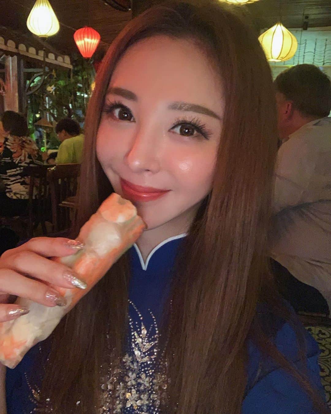 山崎みどりさんのインスタグラム写真 - (山崎みどりInstagram)「アオザイ着てdinnerへ🍽﻿ ﻿ どこに行くかは決めてなくて、ぷらぷら歩いて決める事に。﻿ ﻿ ﻿ 歩いてるうちに﻿ ﻿ ランタン🏮がたくさんあって、﻿ 木がいい感じ🌴で、﻿ 生演奏🎤🎻🎸🎺もしてたから﻿ このお店に決定🎪﻿ ﻿ ﻿ 入ったのは #madamkieu ってとこ。﻿ ﻿ ﻿ 色々頼んだけどボリュームが結構ある🍽﻿ ﻿ 生春巻きは日本サイズよりはるかに大き過ぎてびっくり！﻿ ﻿ 本場はこんなに大きいんだねー👀﻿ ﻿ ﻿ あんまりわかんないまま勘でオーダーしたけど全部美味しい！﻿ ﻿ 特にチキンのサラダがさっぱりめの味&辛くて美味しかった🙆‍♀️﻿ ﻿ ﻿ チャーハン頼んだら﻿ ﻿ めちゃくちゃガヤガヤしてる店の外の道には、﻿ まるで静かな所で寝てるかのようにフツー寝てるワンコが。。﻿ ﻿ ﻿ 日本のワンコと違って、ベトナムのワンコはかなり肝が座ってると感じた👏🏻（笑）﻿ ﻿ ﻿ ﻿ ﻿ ﻿ ───────────────────────── ────────────────────────── #ベトナム旅行#ベトナムご飯　#ベトナム料理 #ホイアンご飯　#リゾート　#resort　#ベトナム　#🇻🇳 ﻿ #ホイアン　#hoian  #hoiantrip #hoiancity #hoianvietnam #hoiantown #海外旅行　#旅行のおすすめ #ランタン #世界文化遺産　#vietnam #ホイアンボート　#アオザイ #hoiannight #アオザイ着てみた　#hoianlanterns #Áodài  #襖𨱽」10月26日 9時22分 - midori_yamasaki_