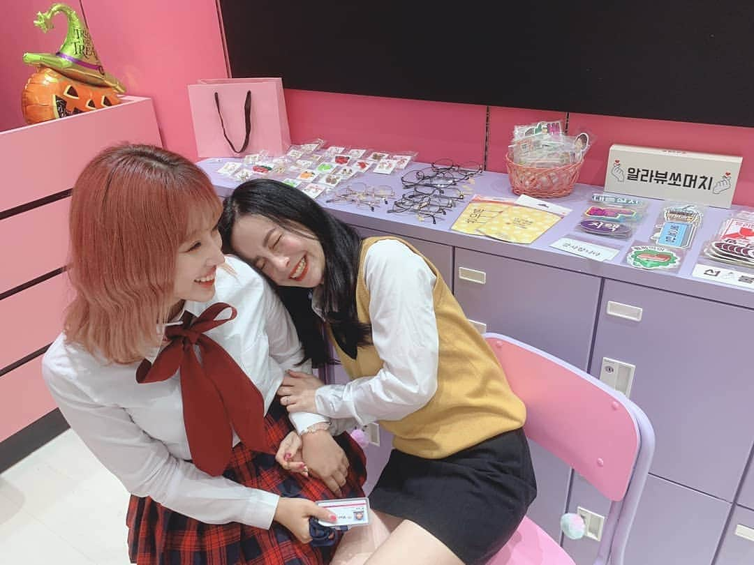 黛実希さんのインスタグラム写真 - (黛実希Instagram)「大好きなゆりか(@yurika911120 )🧡🏫💫 なぜか私の顔見ると吹き出して笑う友達が多いんだけど、ゆりかもずーーーっと笑ってた🤣💕💕 この写真自然な感じで好き❤️ こうやって友達と一緒にお仕事出来るの嬉しいね😚💓 * * * #Choa#choa_japan #ソウル公演芸術高校#韓国制服レンタル #韓国制服 #制服レンタル#ヴィーナスフォート#韓国#韓国好きな人と繋がりたい #韓国制服風#韓国制服コーデ#韓国大好き #bts好きな人と繋がりたい #twice好きな人と繋がりたい #いいね返しは絶対 #パレットタウンプラザ#美意識高い人と繋がりたい#교복#교복스타그램 #좋아요그램#팔로우반사#팔로우해요#JK #schooluniform#校服#校服代購 #followforfollowbac」10月26日 9時34分 - candymiiiki