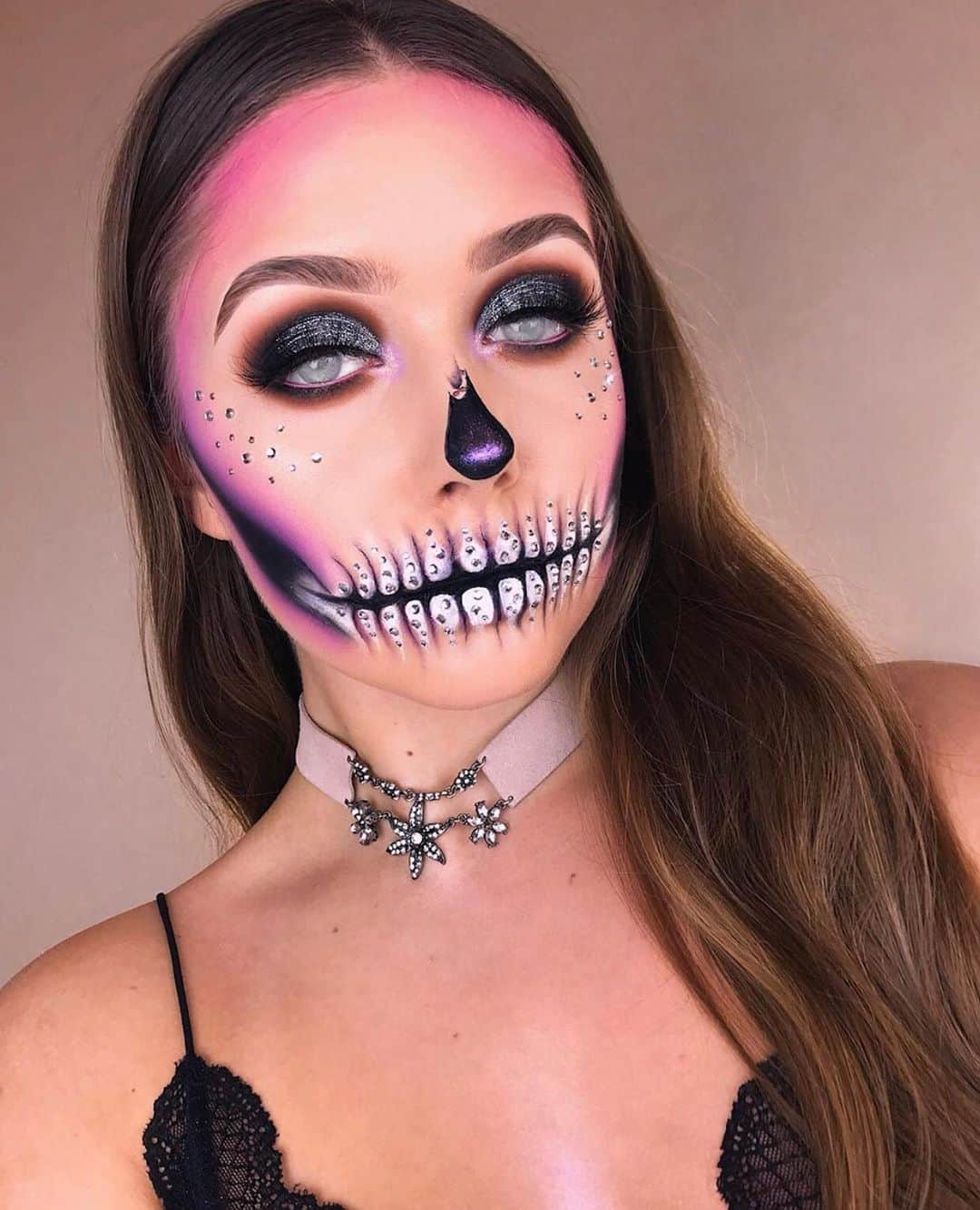 Kylie Cosmeticsさんのインスタグラム写真 - (Kylie CosmeticsInstagram)「this glam skull 🖤✨ @karolinasekutowicz using single shadows in “Does It Come In Black” & “Goddess” + Balmain palette for this gorgeous look 💕 customize your own 12 pan Kyshadow palette this weekend only with all single shadows on KylieCosmetics.com」10月26日 9時27分 - kyliecosmetics