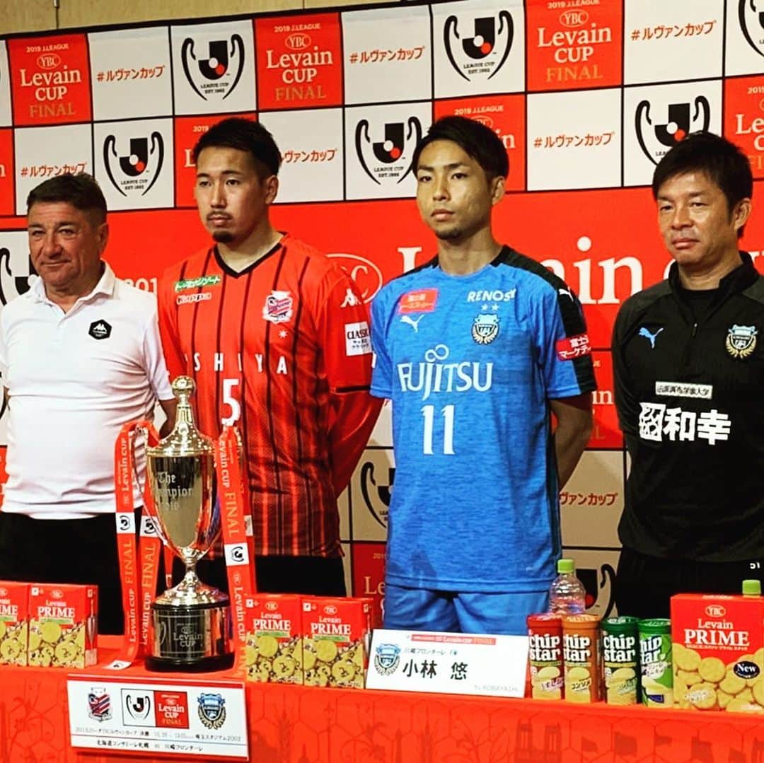 のインスタグラム：「. 10/26(土) ごご1時から生中継！ #ルヴァンカップ 決勝「札幌vs川崎F」 . ＼オールコンサドーレで戦おう／ ＼新たな景色を見逃すな！！！／ . #北海道コンサドーレ札幌 #コンサドーレ #consadole #consadolesapporo #宮の沢白い恋人サッカー場 #ルヴァンカップ #さいたまスタジアム #川崎フロンターレ」