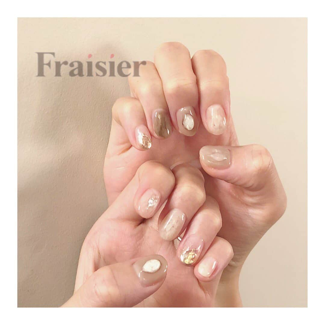 フレジエさんのインスタグラム写真 - (フレジエInstagram)「カジュアルブライダル🕊 #C20191026 . #fraisier_bridalnail . Cコース 初回（会員様）価格オフ込¥10400+tax 通常価格オフ別途¥13000+tax . 担当 斉藤 . . ネイルのご予約はこちらまで！ Cachette渋谷店 ☎︎03-3461-7060 . #ネイル#秋ネイル#ジェルネイル#シンプルネイル#大人ネイル#アート#ニュアンスネイル#おしゃれネイル#ブライダルネイル#プレ花嫁#ブライダル#ニュアンスアート#art#nail#gel#gelnail#bridal#bridalnail#表参道#渋谷#原宿 #yuukasaito_nail#yuukasaito1910#CachettebyAmelie#Cachette#Fraisier_nail」10月26日 9時42分 - __belle.journee__