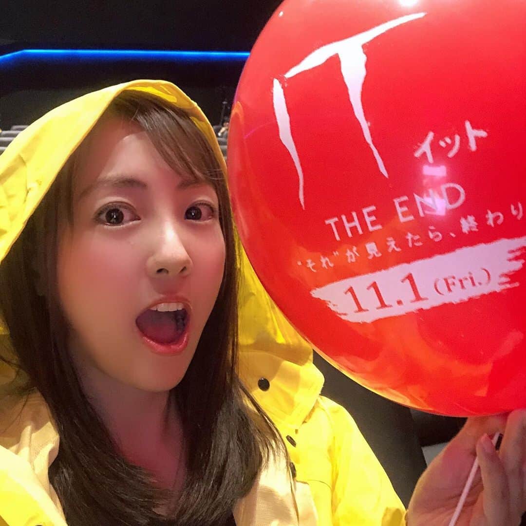うえむらちかさんのインスタグラム写真 - (うえむらちかInstagram)「#スティーブンキング 原作の﻿ 大ヒットホラー映画の完結編﻿ 『IT イット THE END “それ”が見えたら、終わり。』﻿ の公開直前ファンミーティングに行ってきました🎬﻿ ﻿ アンディ・ムスキエティ監督と﻿ バルバラ・ムスキエティプロデューサーの舞台挨拶があり会場は大いに盛り上がりました👏﻿ ﻿ ﻿ 前作『IT／イット　“それ”が見えたら、終わり。』﻿ から27年後を舞台に、かつてアメリカの田舎町で子供の命ばかりを狙う恐怖のピエロ、ペニーワイズに立ち向かったいじめられっ子たち #ルーザーズクラブ の面々が、再びペニーワイズに対峙する…﻿ というストーリー🎞﻿ ﻿ 最初は #ペニーワイズ が怖すぎて﻿ 仕方なかったんですが😱﻿ 主人公たちがペニーワイズと戦っていく内に﻿ 過去の過ちや後悔に囚われず立ち向かっていく様に﻿ とても勇気付けられました✨﻿ ﻿ 前作の #ペニーワイズ に囚われて﻿ 夜も眠れない皆さま‼️﻿ 私たちももう一度ペニーワイズに﻿ 立ち向いましょう✊﻿ ﻿ ﻿ 映画『IT／イット THE END “それ”が見えたら、終わり。』は11月1日より全国公開です🎬﻿ ﻿ ﻿ #イット見えたら終わり﻿ #IT #pr #Pierrot #cinema﻿ #ITChaptertwo #ホラー映画 #ホラー映画好きな人と繋がりたい  #イットそれが見えたら終わり﻿ #ピエロ #🤡 #ホラー﻿ #映画 #試写会」10月26日 0時58分 - uemurachika