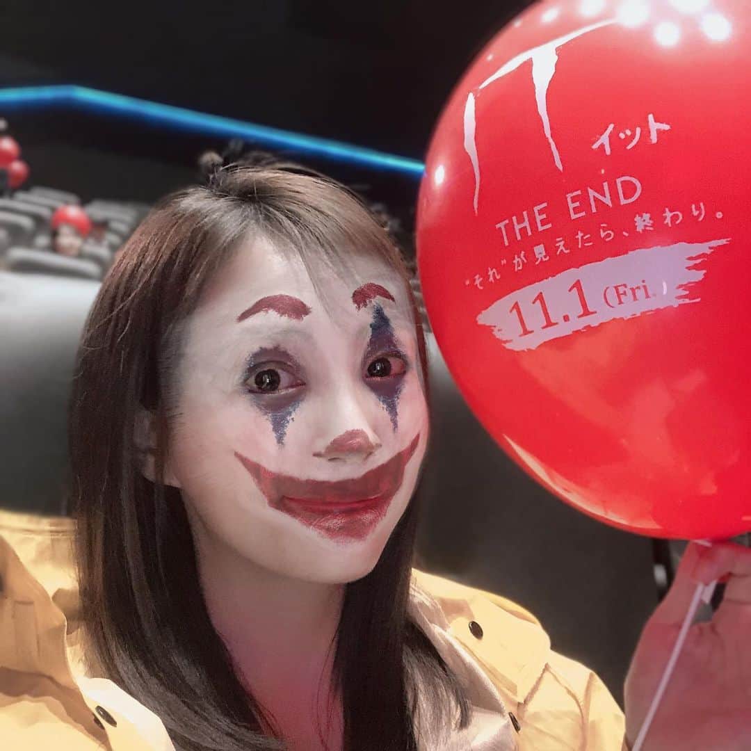 うえむらちかさんのインスタグラム写真 - (うえむらちかInstagram)「#スティーブンキング 原作の﻿ 大ヒットホラー映画の完結編﻿ 『IT イット THE END “それ”が見えたら、終わり。』﻿ の公開直前ファンミーティングに行ってきました🎬﻿ ﻿ アンディ・ムスキエティ監督と﻿ バルバラ・ムスキエティプロデューサーの舞台挨拶があり会場は大いに盛り上がりました👏﻿ ﻿ ﻿ 前作『IT／イット　“それ”が見えたら、終わり。』﻿ から27年後を舞台に、かつてアメリカの田舎町で子供の命ばかりを狙う恐怖のピエロ、ペニーワイズに立ち向かったいじめられっ子たち #ルーザーズクラブ の面々が、再びペニーワイズに対峙する…﻿ というストーリー🎞﻿ ﻿ 最初は #ペニーワイズ が怖すぎて﻿ 仕方なかったんですが😱﻿ 主人公たちがペニーワイズと戦っていく内に﻿ 過去の過ちや後悔に囚われず立ち向かっていく様に﻿ とても勇気付けられました✨﻿ ﻿ 前作の #ペニーワイズ に囚われて﻿ 夜も眠れない皆さま‼️﻿ 私たちももう一度ペニーワイズに﻿ 立ち向いましょう✊﻿ ﻿ ﻿ 映画『IT／イット THE END “それ”が見えたら、終わり。』は11月1日より全国公開です🎬﻿ ﻿ ﻿ #イット見えたら終わり﻿ #IT #pr #Pierrot #cinema﻿ #ITChaptertwo #ホラー映画 #ホラー映画好きな人と繋がりたい  #イットそれが見えたら終わり﻿ #ピエロ #🤡 #ホラー﻿ #映画 #試写会」10月26日 0時58分 - uemurachika