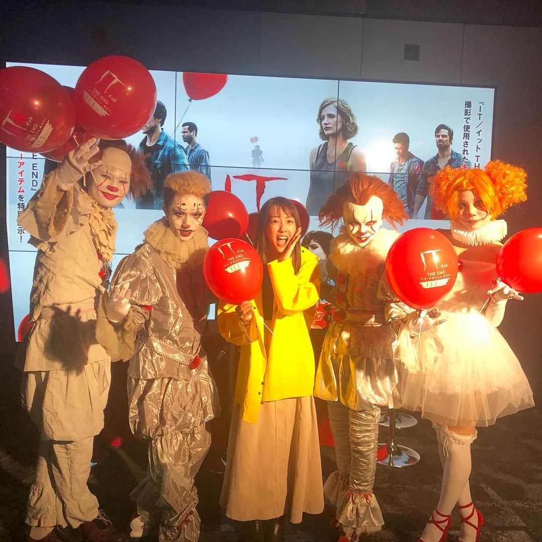 うえむらちかさんのインスタグラム写真 - (うえむらちかInstagram)「#スティーブンキング 原作の﻿ 大ヒットホラー映画の完結編﻿ 『IT イット THE END “それ”が見えたら、終わり。』﻿ の公開直前ファンミーティングに行ってきました🎬﻿ ﻿ アンディ・ムスキエティ監督と﻿ バルバラ・ムスキエティプロデューサーの舞台挨拶があり会場は大いに盛り上がりました👏﻿ ﻿ ﻿ 前作『IT／イット　“それ”が見えたら、終わり。』﻿ から27年後を舞台に、かつてアメリカの田舎町で子供の命ばかりを狙う恐怖のピエロ、ペニーワイズに立ち向かったいじめられっ子たち #ルーザーズクラブ の面々が、再びペニーワイズに対峙する…﻿ というストーリー🎞﻿ ﻿ 最初は #ペニーワイズ が怖すぎて﻿ 仕方なかったんですが😱﻿ 主人公たちがペニーワイズと戦っていく内に﻿ 過去の過ちや後悔に囚われず立ち向かっていく様に﻿ とても勇気付けられました✨﻿ ﻿ 前作の #ペニーワイズ に囚われて﻿ 夜も眠れない皆さま‼️﻿ 私たちももう一度ペニーワイズに﻿ 立ち向いましょう✊﻿ ﻿ ﻿ 映画『IT／イット THE END “それ”が見えたら、終わり。』は11月1日より全国公開です🎬﻿ ﻿ ﻿ #イット見えたら終わり﻿ #IT #pr #Pierrot #cinema﻿ #ITChaptertwo #ホラー映画 #ホラー映画好きな人と繋がりたい  #イットそれが見えたら終わり﻿ #ピエロ #🤡 #ホラー﻿ #映画 #試写会」10月26日 0時58分 - uemurachika
