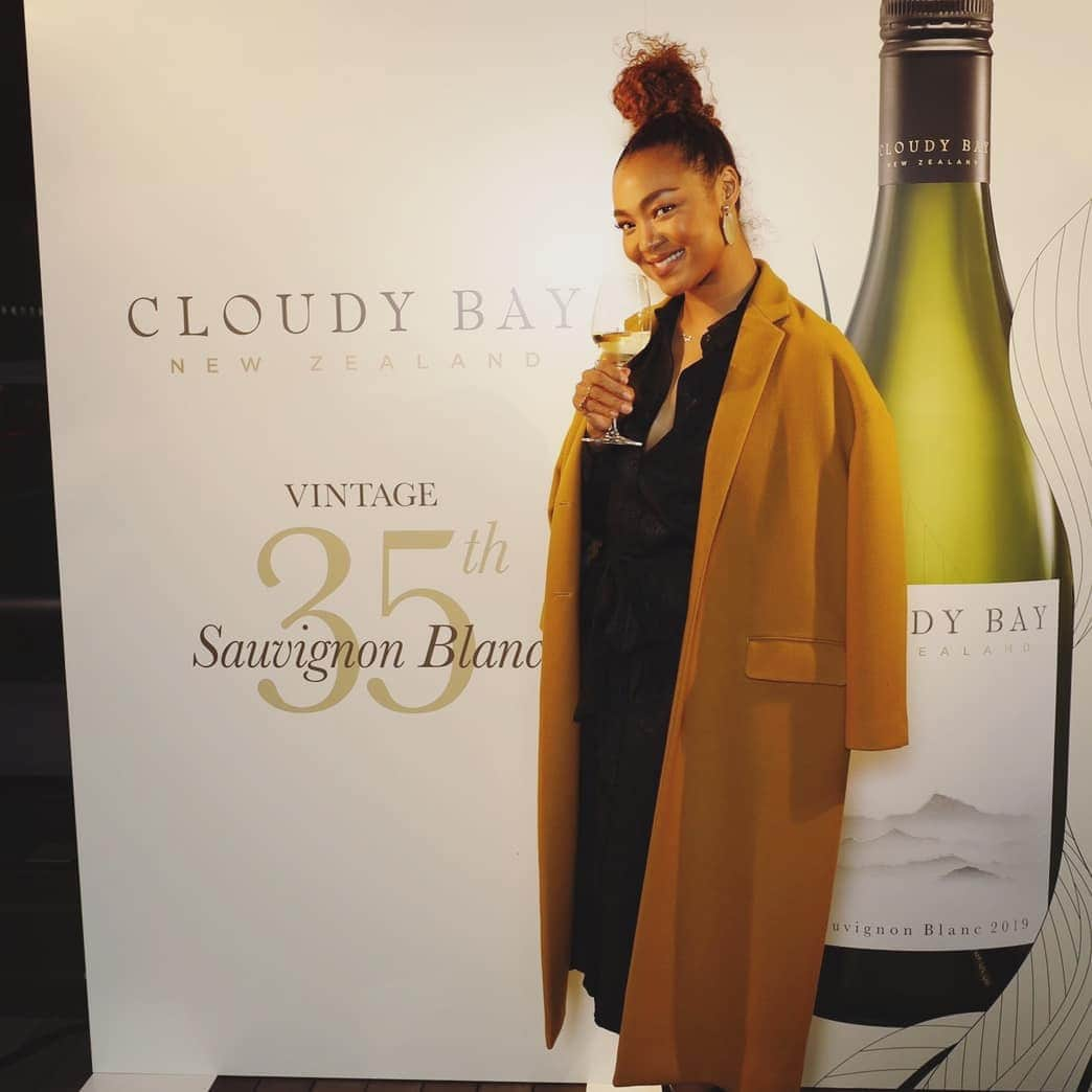 Crystal Kayさんのインスタグラム写真 - (Crystal KayInstagram)「What an absolute pleasure celebrating 35 years of @cloudybay sauvignon blanc last night🍷thank you for having me😊 Nice meeting you @dancarter_ 😊 とってもフルーティーでさっぱりしてて美味しい！！ニュージーランドは美味しいぶどうが育つんだね！ぜひ行ってみたい😁  #cloudybay #クラウディーベイ #ソービニオンブラン2019 #ワイン」10月26日 1時03分 - crystalkayofficial