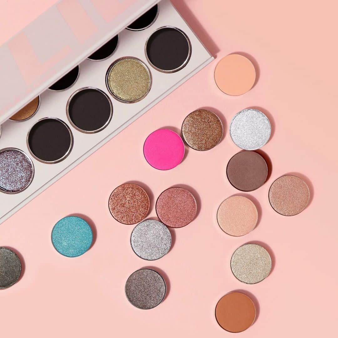 Kylie Cosmeticsさんのインスタグラム写真 - (Kylie CosmeticsInstagram)「BUILD YOUR OWN PALETTE IS HERE! 🔥 customize your very own palette and get 12 single shadows and a magnetic Kylie palette for $45! 😍 be quick, this promo is this weekend only ✨ Kylie palette and singles come separately. KylieCosmetics.com」10月26日 1時04分 - kyliecosmetics
