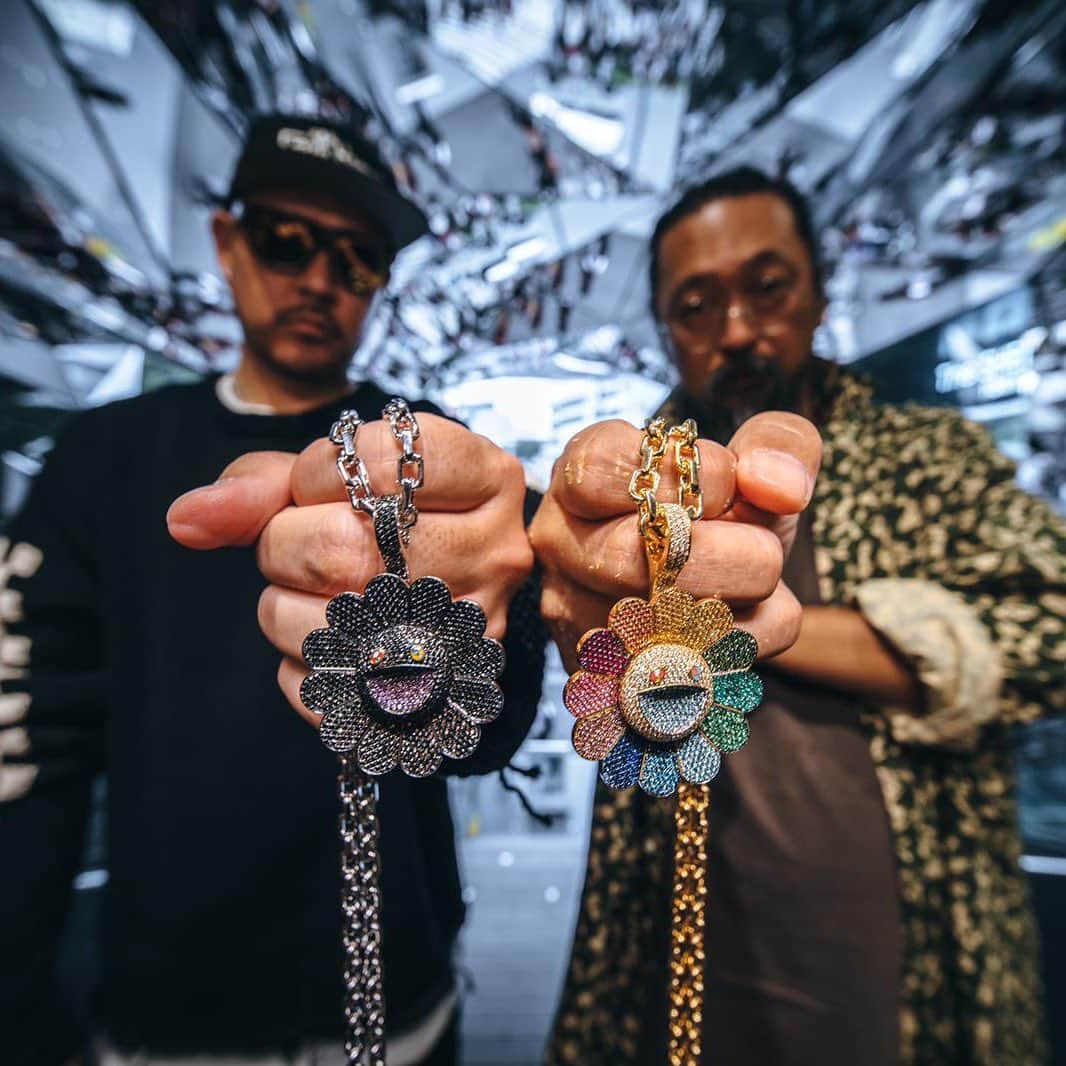 ベン・ボーラーさんのインスタグラム写真 - (ベン・ボーラーInstagram)「Dreams do come true 🙏🏼. I have been a fan of @takashipom since my bro Jonas introduced me to his work at his Moca LA show back in 2007. I became an instant fan. 10 years later, @jbalvin commissioned me to make my first Murakami co-signed piece and now me and TM are releasing our first official collaboration aka the biggest collab of my career.  Takashi Murakami, one of the worlds biggest contemporary artists and myself have created 6 pieces (2 colorways) for sale to the public.  3 alternate rainbow Murakami Flowers made of all natural gemstones and diamonds that spins with a custom flower lock link chain and comes with a gold authenticity card 3 black Murakami Flowers made of triple A grade black diamonds and purple amethyst gemstones. Comes with a black metal authenticity card.  All pieces made of 18K gold and 18K white gold. Retail price is $50,000 USD + CA tax. These will go on sale on November 2nd and debut at @complexcon  This is the first official jewelry collaboration for the legendary artist and his Kaikai Kiki brand.  On December 2nd we will release the ultra rare 1 of 1 edition VVS1 clarity, D-E color all white diamond Murakami Flower which comes with a black gold authenticity card and has a retail price is $100,000 USD + CA tax.  Yes of course they all spin!  Jewelry 📷: @spoitfy Editorial 📷: @rkrkrk #BenBallerDidTheChain #TakashiMurakami #KaikaiKiki #IFANDCO」10月26日 1時06分 - benballer