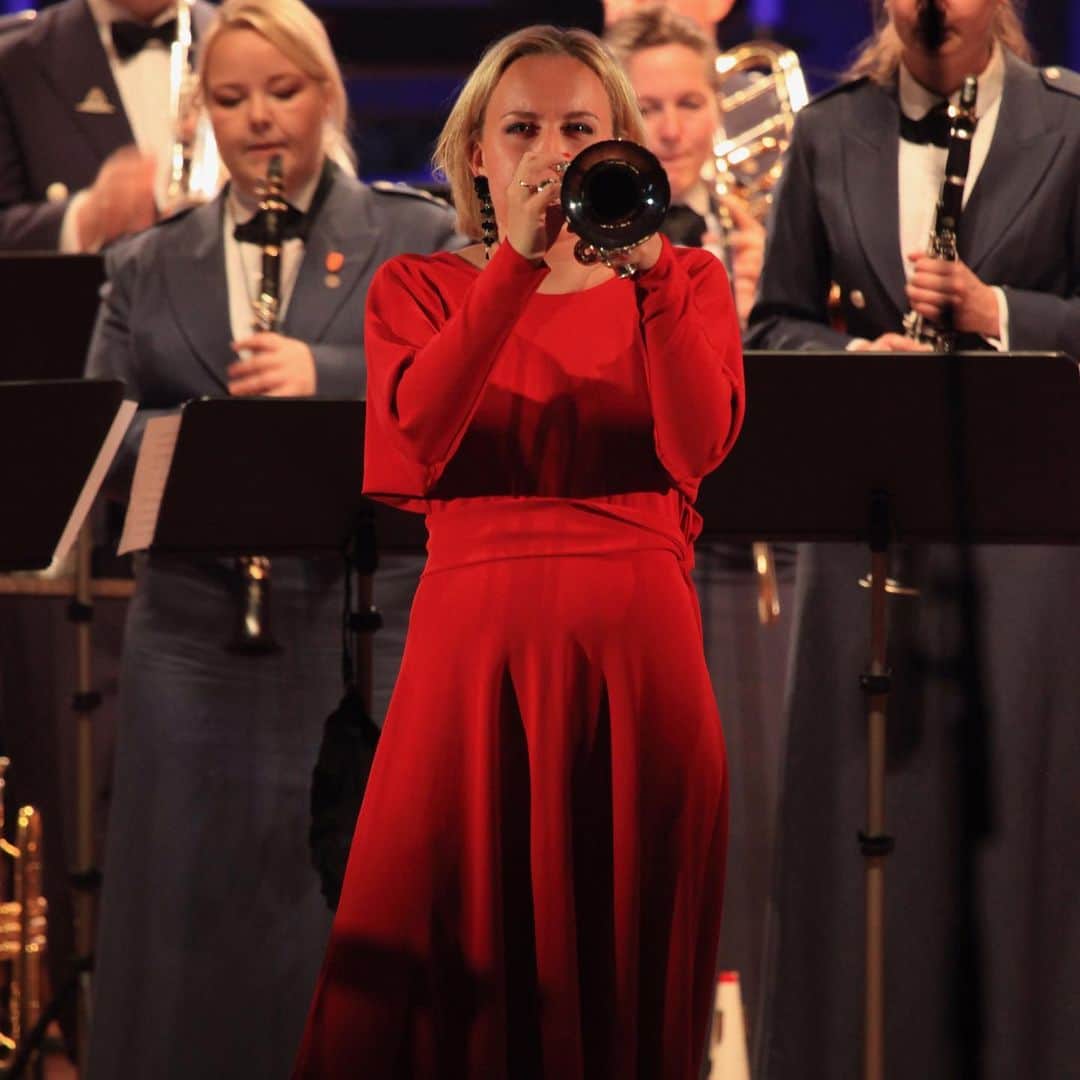 ティーネ・ティング・ヘルセットのインスタグラム：「What a great night yesterday! Spent such a wonderful week with @luftforsvaretsmusikkorps 🤩🎺 I even played cornet...!! Haven’t done that in at least 15 years... Inspiring week with great people! #norwegianairforceband  #playanddirect」