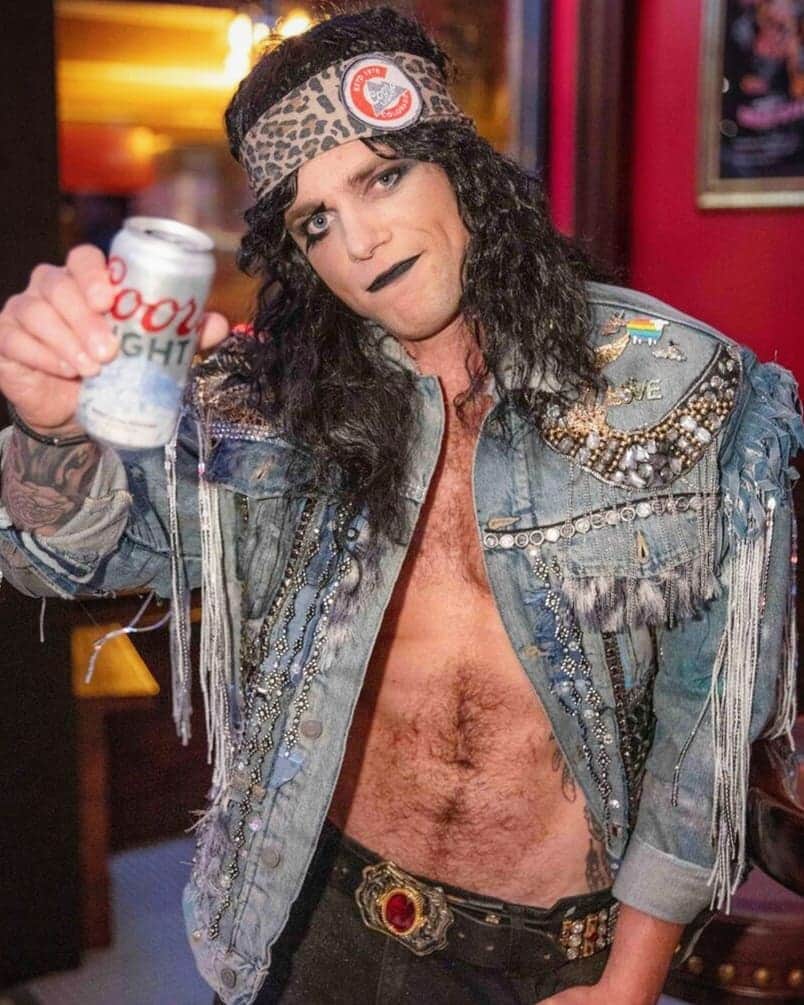 ガス・ケンワージーさんのインスタグラム写真 - (ガス・ケンワージーInstagram)「Really leaning into the whole 80's thing... Thank you @coorslight and @misslailamcqueen for making me a Silver Bullet Rock Vixen for last night's Halloween party! #ad」10月26日 1時18分 - guskenworthy