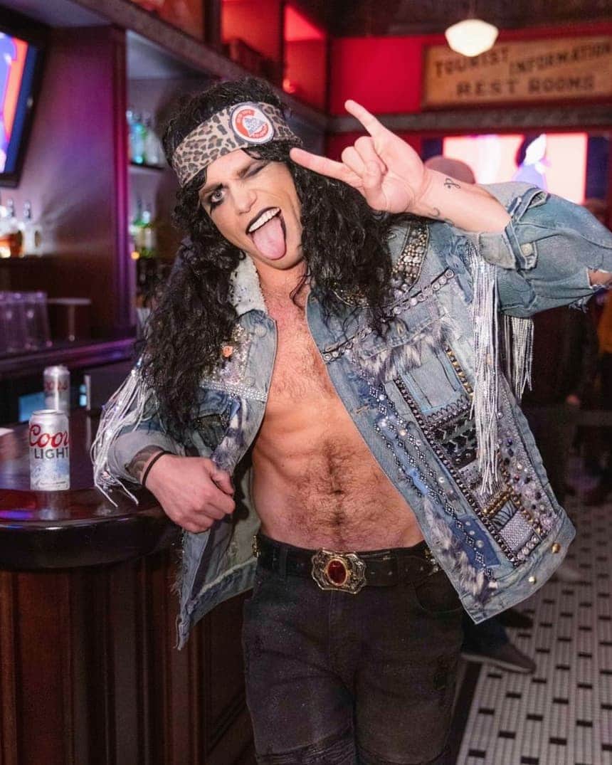 ガス・ケンワージーさんのインスタグラム写真 - (ガス・ケンワージーInstagram)「Really leaning into the whole 80's thing... Thank you @coorslight and @misslailamcqueen for making me a Silver Bullet Rock Vixen for last night's Halloween party! #ad」10月26日 1時18分 - guskenworthy