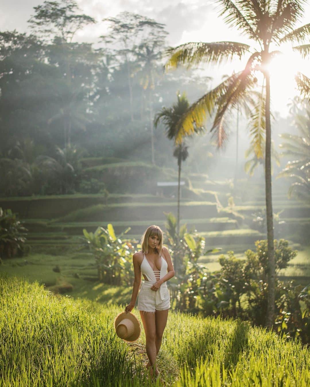 サラ・ジーン・アンダーウッドさんのインスタグラム写真 - (サラ・ジーン・アンダーウッドInstagram)「My Bali adventure in a nutshell 🥜. If this place is not already on your bucket list - perhaps it will be by the end of this swipe 🤗 . All photos taken by @stevebitanga . #bali #beautifuldestinations #vacationmode」10月26日 1時30分 - saraunderwood