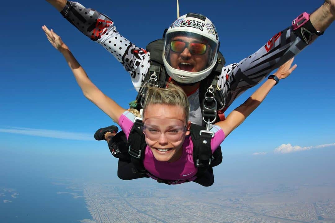 ナターシャ・ポーリーのインスタグラム：「I Swear, This Is My Happy Face 😅🙈 Best Experience #SkyDiving」