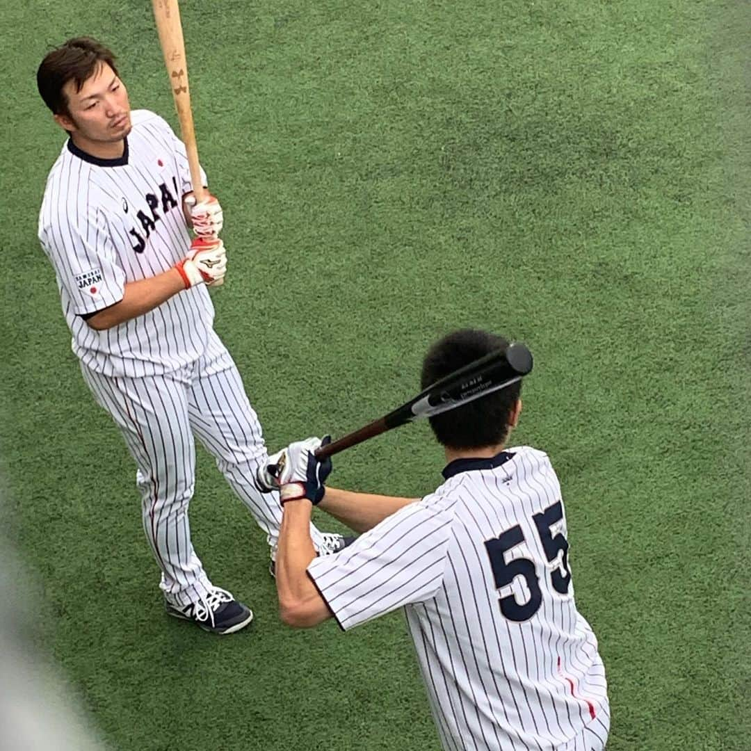 山口愛実さんのインスタグラム写真 - (山口愛実Instagram)「10/23.24でフェニックスリーグを見に宮崎へ…⚾️ ホークスが1番だけど… 今回は日ハムの大好きな選手が来てるからそっちメインで…😅 1日目 福岡→宮崎→日南→宮崎の移動。 日南行きの電車がいい時間になくて試合開始12:30なのに会場着いたの13:30…😭 亮くんはスタメンじゃなかったけど、すぐ分かるとこにいてくれたから写真撮りまくり‪w 試合は広島に負けたけど、亮くんも剛くんも優心くんも見れた♡♡ 帰りのバスに乗り込むの待ってたら… 優心くんにサイン貰えた😭 剛くんは、緊張しすぎて何も出来ず遠くから見るだけ…😢 亮くんはサインは無理だったけど、差入れ渡す為に「亮くん！」って呼んで渡したら「ありがとうございます！」ってもらってくれた😭 来たかいがあった…‪w  2日目 宮崎駅→サンマリンスタジアム宮崎→宮崎駅 本当は清武である日ハムの試合見に行く予定が朝からの土砂降りで中止…(--;) 急遽、甥っ子の希望により侍JAPANの練習見に…🚎 巨人とホークス選手はまだいなかったけど、秋山さん、鈴木誠也くんはじめ有名な人達いっぱいwww 結婚発表したばかりの源田くんもいたし、近ちゃんが…😊 気がつけば私の携帯の中には近ちゃんがたくさんいて…🤣 まさか侍JAPANのメンバー見れると思わなかったし、大好きな亮くんに会えて大満足な2日間でした😁  ただ宮崎… テレビのチャンネルで日テレ系見れなくて…😭 ホークス優勝かかってて見れないとかあんまりだから思わずHuluダウンロードして見たよ😅  次は11月のホークスのファンフェス♡♡ その次はキャンプ♡♡ そして、哲ちゃんの自主トレ♡♡ ホークスキャンプはもちろんだけど、沖縄の日ハムキャンプにマジで行きたい!! 来年の目標は…札幌ドーム行って野球見る事と鎌ヶ谷にも行く！‪w #フェニックスリーグ #北海道日本ハムファイターズ #石川亮 #松本剛 #清水優心 #侍JAPAN」10月26日 1時47分 - manami0331