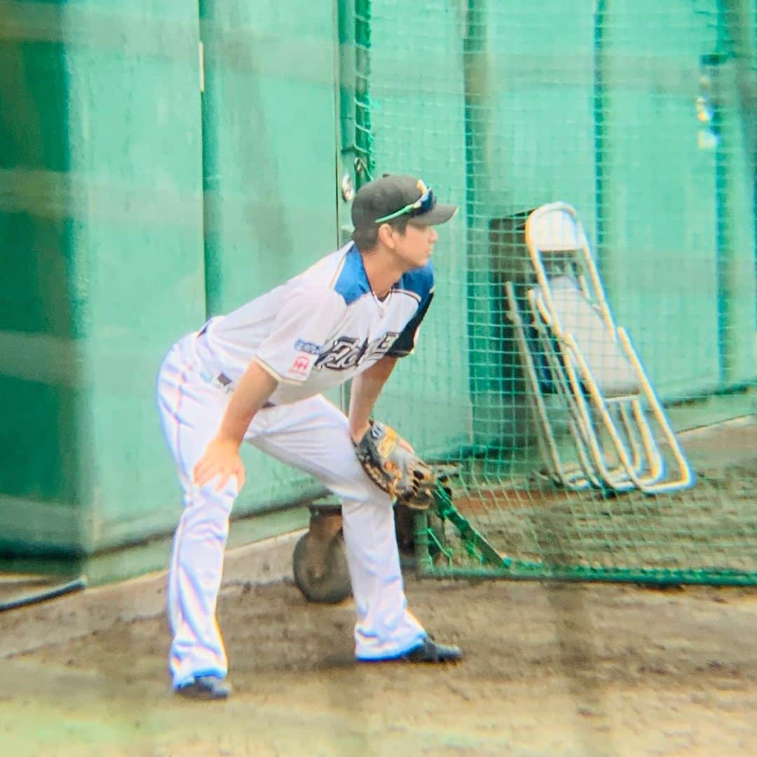 山口愛実さんのインスタグラム写真 - (山口愛実Instagram)「10/23.24でフェニックスリーグを見に宮崎へ…⚾️ ホークスが1番だけど… 今回は日ハムの大好きな選手が来てるからそっちメインで…😅 1日目 福岡→宮崎→日南→宮崎の移動。 日南行きの電車がいい時間になくて試合開始12:30なのに会場着いたの13:30…😭 亮くんはスタメンじゃなかったけど、すぐ分かるとこにいてくれたから写真撮りまくり‪w 試合は広島に負けたけど、亮くんも剛くんも優心くんも見れた♡♡ 帰りのバスに乗り込むの待ってたら… 優心くんにサイン貰えた😭 剛くんは、緊張しすぎて何も出来ず遠くから見るだけ…😢 亮くんはサインは無理だったけど、差入れ渡す為に「亮くん！」って呼んで渡したら「ありがとうございます！」ってもらってくれた😭 来たかいがあった…‪w  2日目 宮崎駅→サンマリンスタジアム宮崎→宮崎駅 本当は清武である日ハムの試合見に行く予定が朝からの土砂降りで中止…(--;) 急遽、甥っ子の希望により侍JAPANの練習見に…🚎 巨人とホークス選手はまだいなかったけど、秋山さん、鈴木誠也くんはじめ有名な人達いっぱいwww 結婚発表したばかりの源田くんもいたし、近ちゃんが…😊 気がつけば私の携帯の中には近ちゃんがたくさんいて…🤣 まさか侍JAPANのメンバー見れると思わなかったし、大好きな亮くんに会えて大満足な2日間でした😁  ただ宮崎… テレビのチャンネルで日テレ系見れなくて…😭 ホークス優勝かかってて見れないとかあんまりだから思わずHuluダウンロードして見たよ😅  次は11月のホークスのファンフェス♡♡ その次はキャンプ♡♡ そして、哲ちゃんの自主トレ♡♡ ホークスキャンプはもちろんだけど、沖縄の日ハムキャンプにマジで行きたい!! 来年の目標は…札幌ドーム行って野球見る事と鎌ヶ谷にも行く！‪w #フェニックスリーグ #北海道日本ハムファイターズ #石川亮 #松本剛 #清水優心 #侍JAPAN」10月26日 1時47分 - manami0331