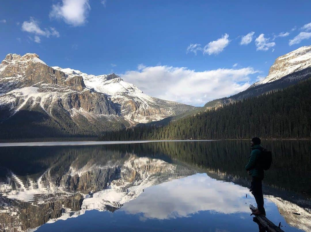 イモージェン・ケアンズのインスタグラム：「💥🇨🇦📍#emeraldlake #yohonationalpark #banff #alberta #wow」