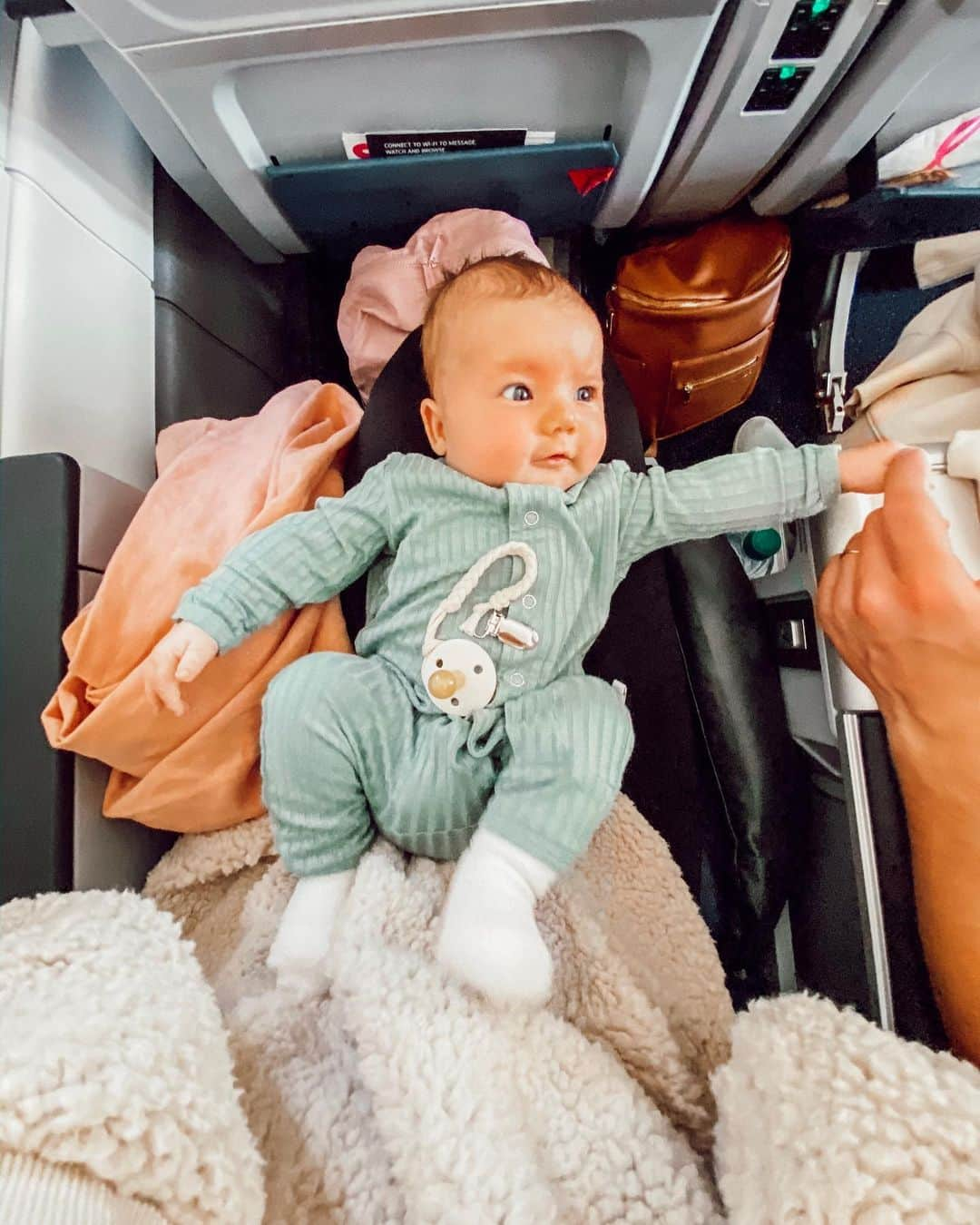 Aspyn Ovard Ferrisさんのインスタグラム写真 - (Aspyn Ovard FerrisInstagram)「First flight for my baby doll 💕✈️」10月26日 2時07分 - aspynovard