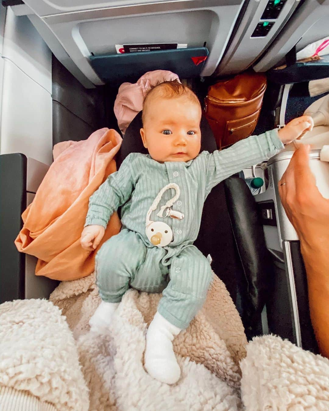 Aspyn Ovard Ferrisさんのインスタグラム写真 - (Aspyn Ovard FerrisInstagram)「First flight for my baby doll 💕✈️」10月26日 2時07分 - aspynovard