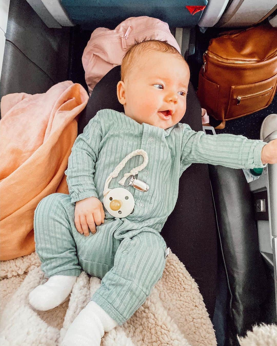 Aspyn Ovard Ferrisさんのインスタグラム写真 - (Aspyn Ovard FerrisInstagram)「First flight for my baby doll 💕✈️」10月26日 2時07分 - aspynovard