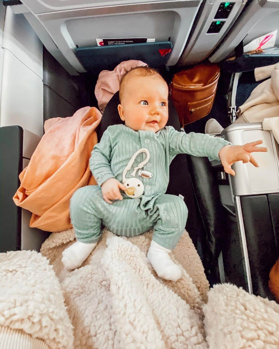 Aspyn Ovard Ferrisさんのインスタグラム写真 - (Aspyn Ovard FerrisInstagram)「First flight for my baby doll 💕✈️」10月26日 2時07分 - aspynovard