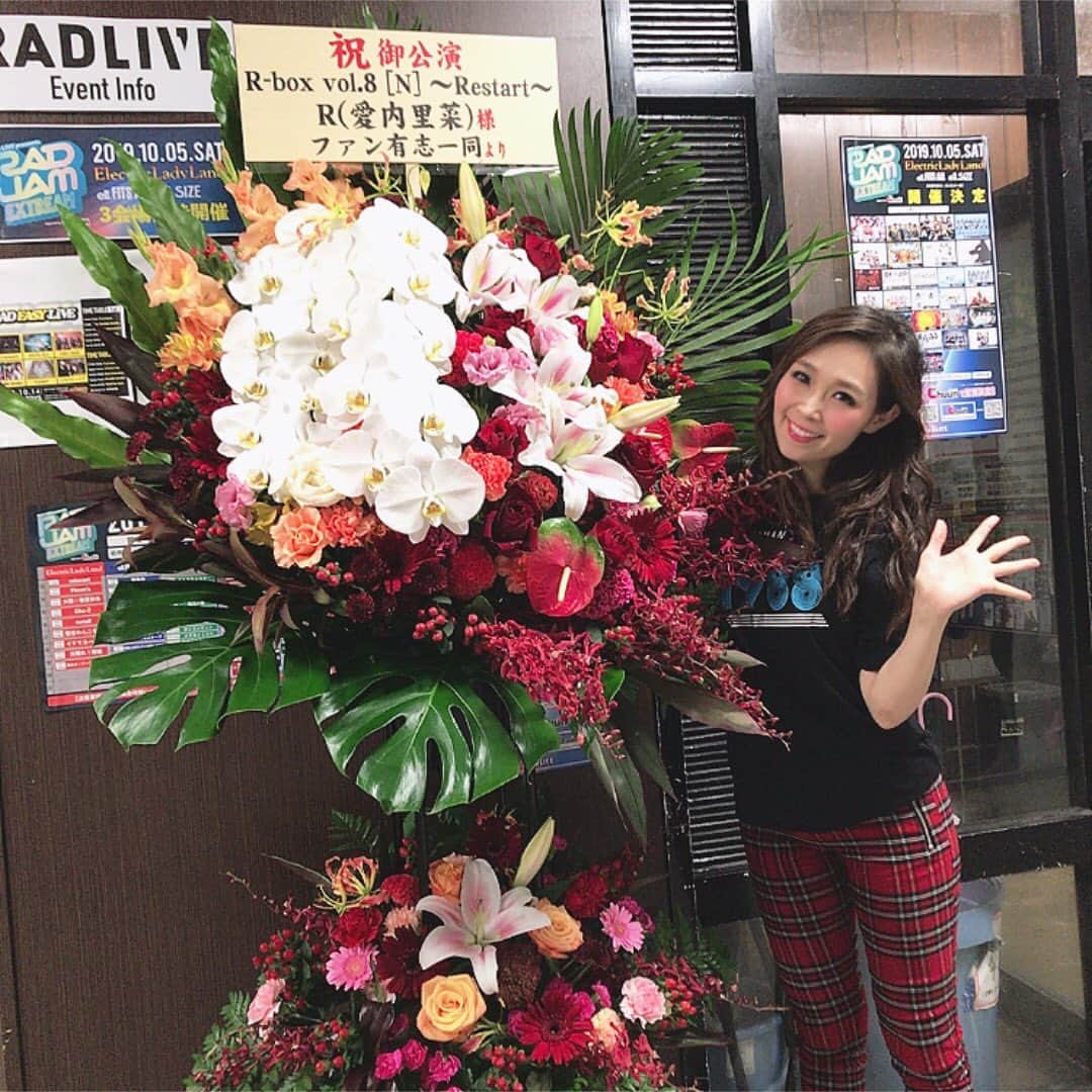 愛内里菜のインスタグラム：「この日も﻿ めっちゃ素敵なお花をありがとう😆🙏✨✨✨﻿ ﻿ #ライブハウス #ライブ﻿ #名古屋  #一体化 #絆 #盛り上がりたい #会いたい﻿ #感謝 #リスタート ﻿ #ライブグッズ #記念﻿ #愛内里菜 改め #R として #歌手 再始動﻿ #垣内りか #垣内倶楽部 ﻿ #新曲 #邦ロック#ミュージック#音楽の力﻿ #音楽最高﻿ #花﻿ #flower﻿ #flowerstagram」