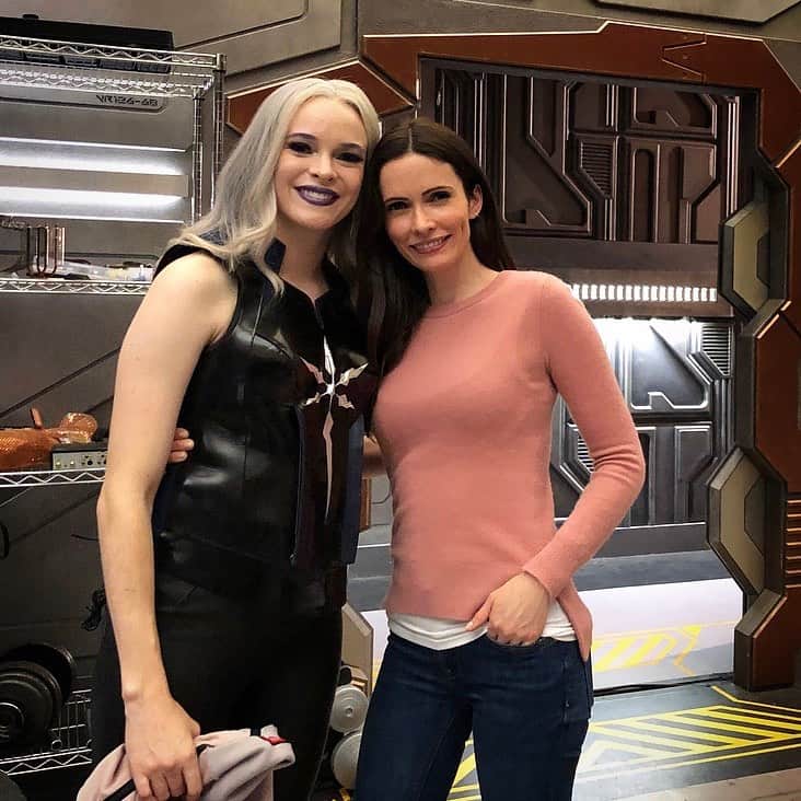 ビッツィー・トゥロックのインスタグラム：「#FBF to earlier this week with my girl @dpanabaker. We first worked together on @nbcgrimm years ago and were so happy we got to work together again 🥰 #crisisoninfiniteearths」