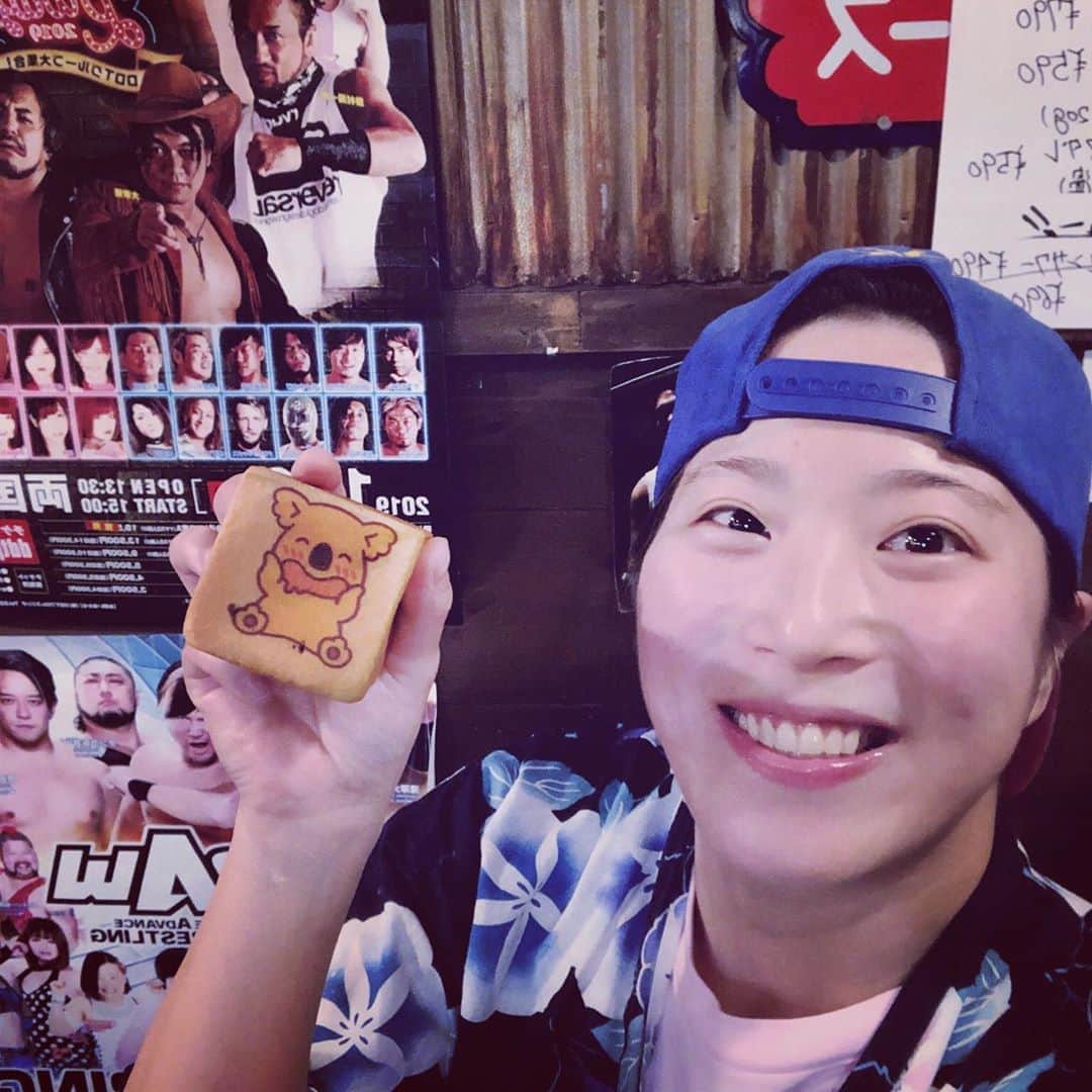 帯広さやかのインスタグラム：「明日はスポーツバードロップキック初出勤！人生で居酒屋勤務が長かったのでバーがどのようなものか全くわからないまま飛び込みます！ 人生でやりたい事、知りたい事がたくさんあります。実はバー勤務も学びたかった事のひとつ。これからもプロレスと共に歩いて行きたい。 またチャンスを頂きました！今できる事をひとつずつ。」