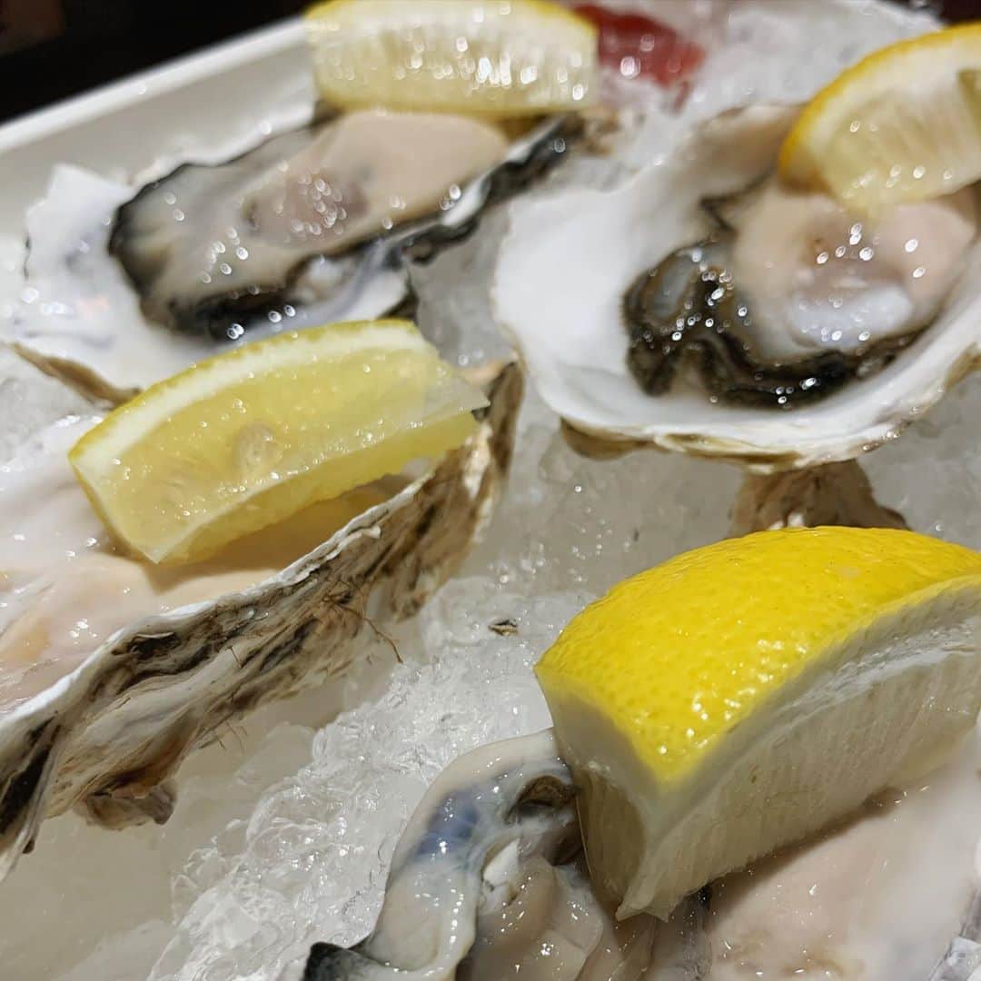 栗原由佳のインスタグラム：「牡蠣！久しぶり突然の夜のお出かけ。ストレス少し発散できたかな…一緒に過ごしてくれてありがとう💕自分のこと、ちゃんと大事にしなくちゃね。 #牡蠣 #白ワイン #久々の #ウォッカ #カクテル #bar #music」