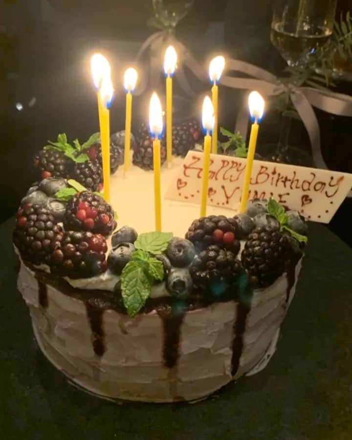 風間ゆみえのインスタグラム：「Thank you for the gluten free cake‼︎🎂✨ @ellecafejapan  ホールのケーキって夢があるね☺️💕 グルテンフリーなのになんという美味しさ‼︎」