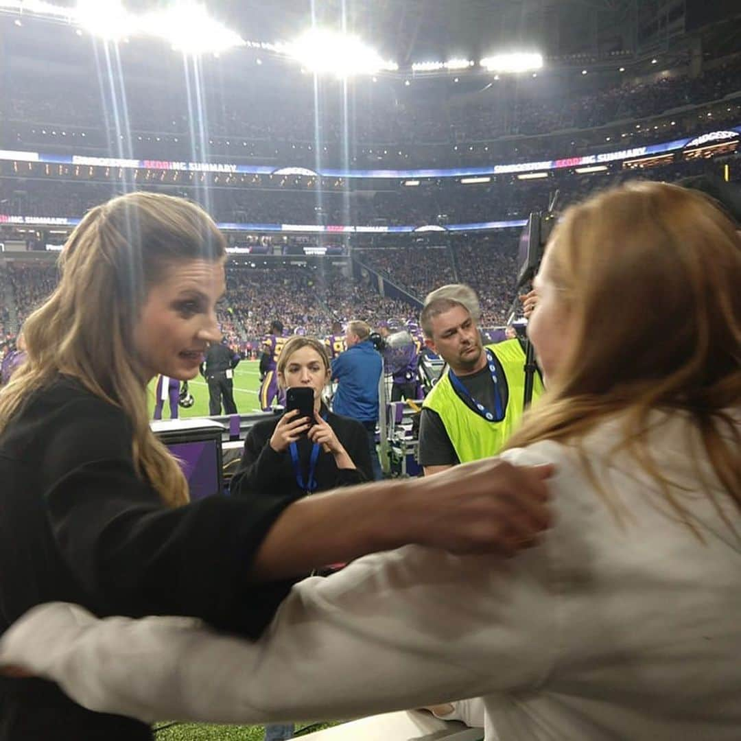 エリン・アンドリューズさんのインスタグラム写真 - (エリン・アンドリューズInstagram)「I met my first @wearbyea fan in person at the @vikings game last night. What a moment. I walked over to her, hugged her, and teared up! So awesome! Thank u @sanderjanetamara for your support @nflshopofficial @fanatics #EveryWEAR #AnyWEAR #wearbyea #nfl #vikings」10月26日 2時52分 - erinandrews