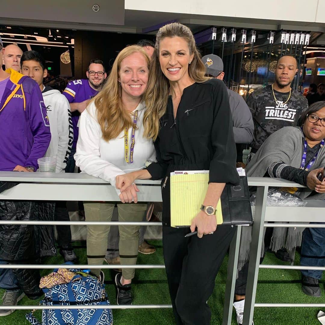 エリン・アンドリューズのインスタグラム：「I met my first @wearbyea fan in person at the @vikings game last night. What a moment. I walked over to her, hugged her, and teared up! So awesome! Thank u @sanderjanetamara for your support @nflshopofficial @fanatics #EveryWEAR #AnyWEAR #wearbyea #nfl #vikings」