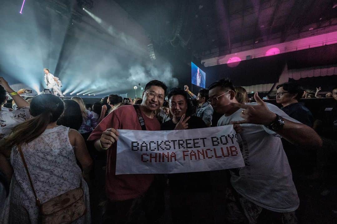 backstreetboysさんのインスタグラム写真 - (backstreetboysInstagram)「Thanks for the warm welcome Bangkok! Was an amazing night 🖤 #BSBTHA 🇹🇭」10月26日 2時55分 - backstreetboys