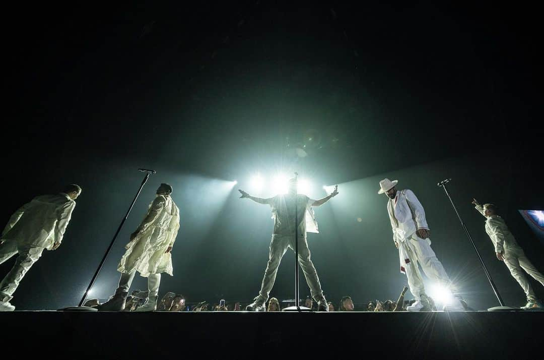 backstreetboysさんのインスタグラム写真 - (backstreetboysInstagram)「Thanks for the warm welcome Bangkok! Was an amazing night 🖤 #BSBTHA 🇹🇭」10月26日 2時55分 - backstreetboys