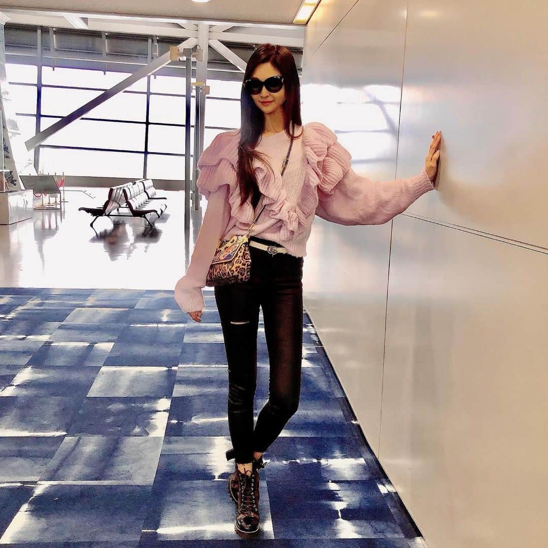 のインスタグラム：「フライトコーデ✈️はお気に入りフリフリニット🧶❤️ @_ruruofficial_」