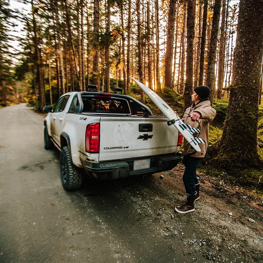 シボレーのインスタグラム：「#ChevyColorado #ZR2 takes the waves and road head-on. We partnered with @surfer_magazine to customize the ultimate surf-chasing pickup.」