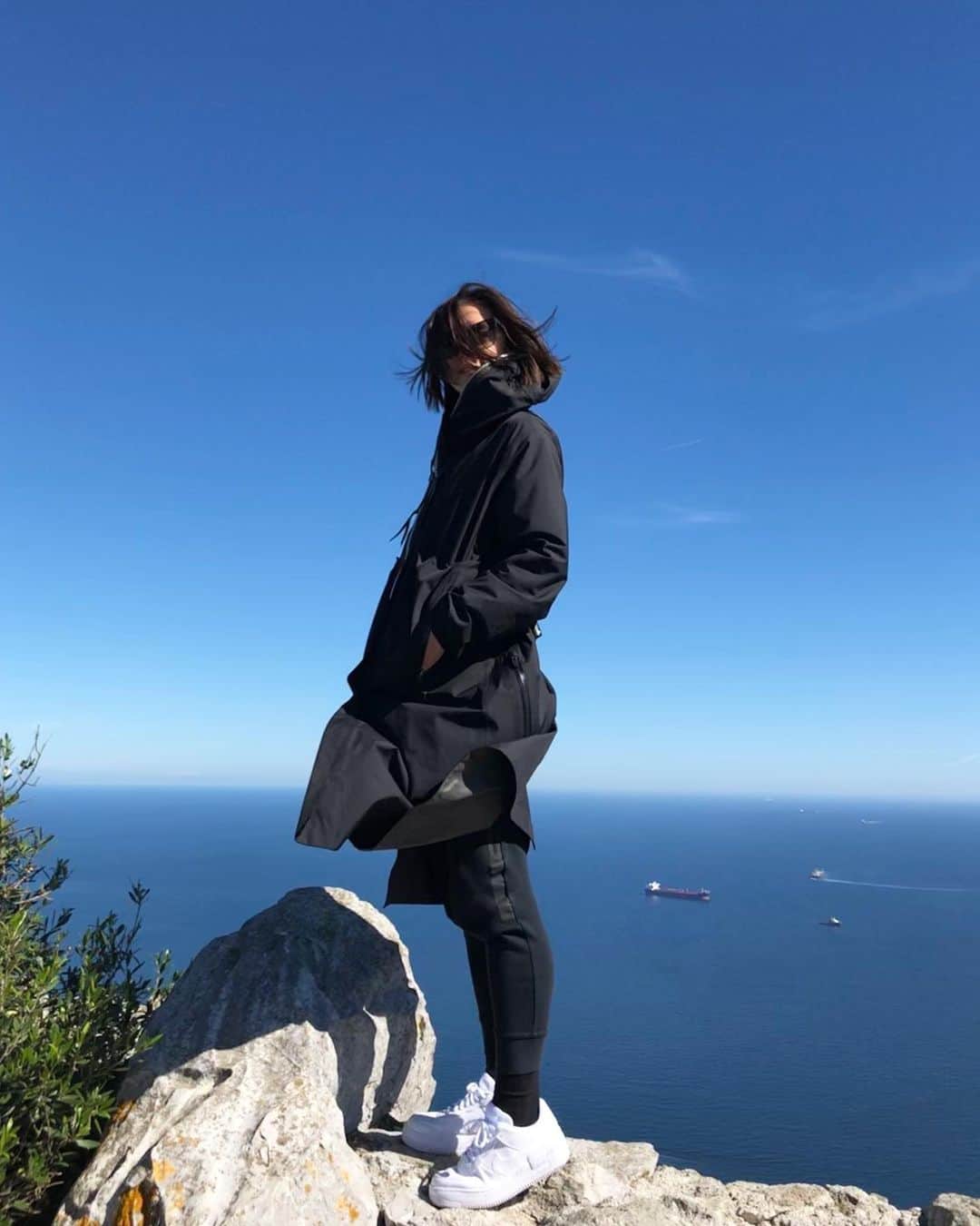 松島エミのインスタグラム：「Mountain boss monkey tried to steal my jacket today😱😑」