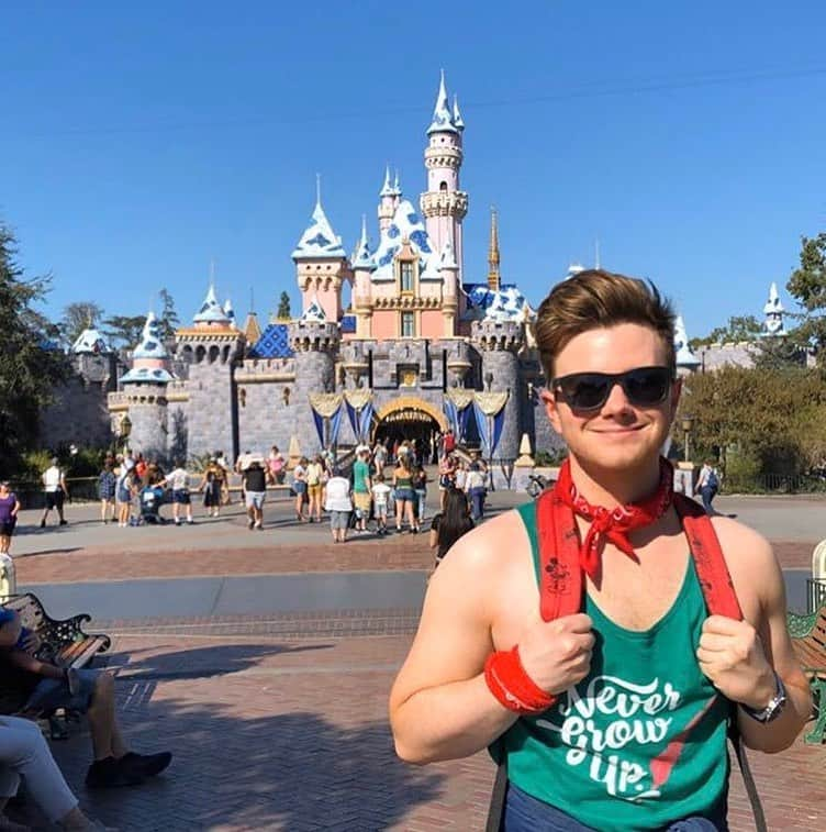 クリス・コルファーさんのインスタグラム写真 - (クリス・コルファーInstagram)「10/25/19 @chriscolfer via Instagram & Twitter Happiest boy on Earth. Thanks again, @Disneyland! See you soon! . . . . . . . . . . . . . . . . . . . . . .  #QOTD: Any plans for halloween? — Maybe hang out with friends, maybe trick-or-treating with family still not really sure. - - - #chriscolfer #ashleyfink #willsherrod #disneyland #halloween #disneyhalloween」10月26日 3時26分 - misterswiper